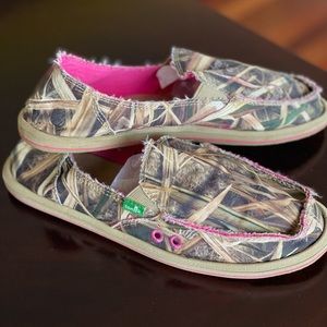 Sanuks Mossy Oak Pink Lining Women’s Sz 10. Excellent condition